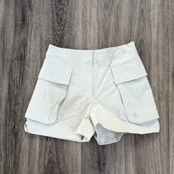 lululemon Cream Cargo Shorts Size 10 Relaxed-Fit Super-High-Rise  4” - Picture 2 of 5
